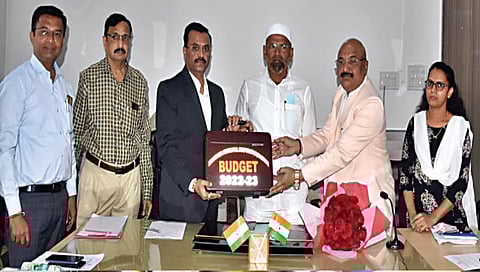 मालेगाव : स्थायी समितीचे सभापती जफर अहमद यांना अंदाजपत्रक सादर करताना आयुक्त भालचंद्र गोसावी व लेखाधिकारी राजू खैरनार.