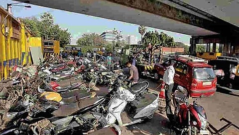 मुंबई : रस्त्यांच्या कडेला सोडून दिलेली ७८२ बेवारस वाहने जप्त