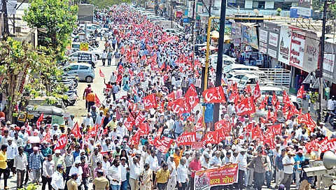 नाशिक : केंद्र सरकारच्या धोरणांविरोधात कर्मचारी व कामगार संघटनांकडून काढण्यात आलेला मोर्चा.