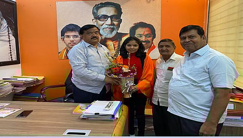 श्रध्दा ढोनी हिचा सत्कार करतांना सुधाकर बडगुजर समवेत प्रकाश अमृतकर, दत्तात्रय शेळके.