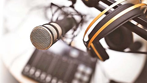 रेडिओ जॉकी बनायचंय? ‘या’ गोष्टी येणे आवश्यक