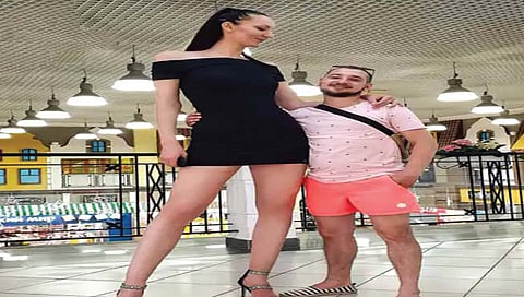 सर्वात लांब पायांच्या तरुणीस जोडीदाराची प्रतीक्षा