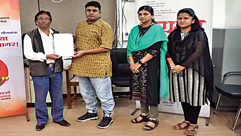 नाशिक : कला पथकातील कलाकारांना पत्र देताना जिल्हा माहिती अधिकारी रणजितसिंह राजपूत. समवेत अर्चना देशमुख व जया कोल्हे.