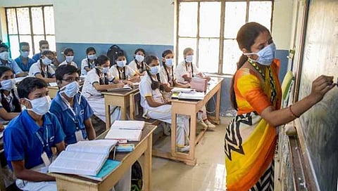 विद्यार्थ्यांच्या उन्हाळी सुट्ट्या धोक्यात, मे मध्यापर्यंत चालणार परीक्षा-निकालांचे सत्र?