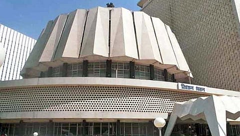 विधानभवन : गिरीशभौंची डुलकी आणि फडणवीसांची पोटतिडीक!