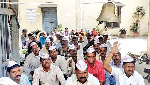 कोल्हापूर : शासनाचे बंद कान उघडण्यासाठी ‘विनाअनुदानितां’चे घंटानाद आंदोलन