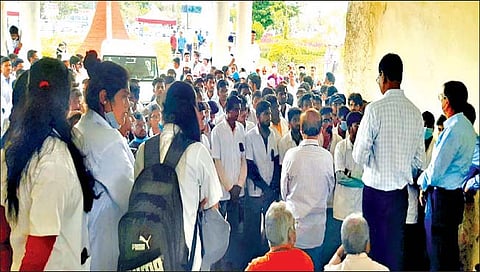 शिरवळमध्ये पोलिसांची विद्यार्थ्यांना बेदम मारहाण