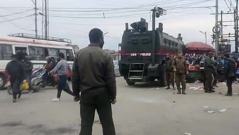 श्रीनगरमध्ये सुरक्षा पथकावर ग्रेनेड हल्ला : एक ठार, २३ जखमी