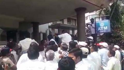 सांगली जिल्हा बँकेत स्वाभिमानीचे कार्यकर्ते आणि पोलिसात धक्काबुक्की