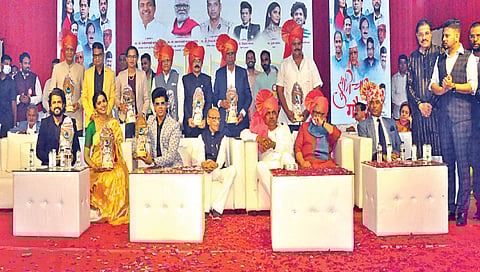 नाशिक : सुविचार गौरव पुरस्काराचे वितरण ; सिद्दार्थ जाधव, पूजा सावंत, चिन्मय उद्गीर यांचा सन्मान