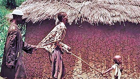 या गावातील सर्व लोक
अन् जनावरेही अंधच