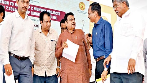 हायवेवरील पुराच्या पाण्याचा निचरा करा