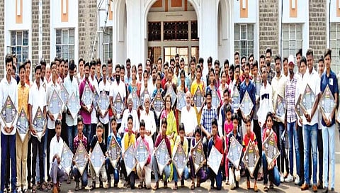 वृत्तपत्र विक्रेता विद्यार्थ्यांच्या संघर्षाला मिळाले नवे ‘अग्निपंख’