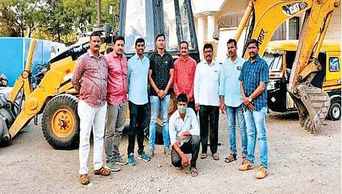 इस्लामपूर : पोलिसांनी ताब्यात घेतलेला संशयित जयमंगल सिंह आणि गुन्ह्यातील जप्त जेसीबी.