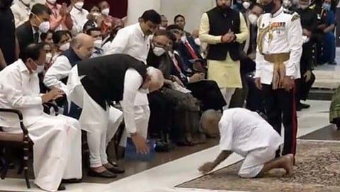 VIDEO : १२६ वर्षीय योगगुरू झाले नतमस्तक, त्यांच्या सन्मानार्थ पीएम मोदींनी वाकून केला नमस्कार