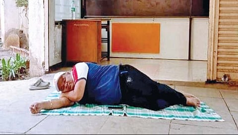 मिरज: घरपट्टी वसुलीबाबत झोपेचे सोंग, नगरसेवकाचे अनोखे आंदोलन