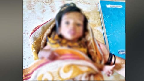 तासगाव : बलगवडे येथे रस्त्याकडेला सापडलेली बालिका.