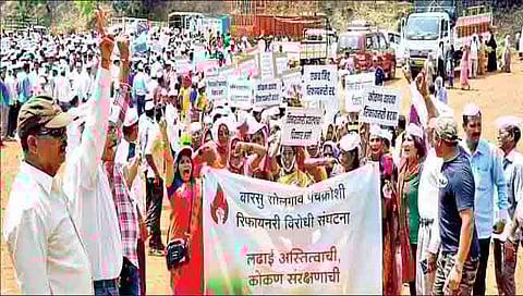 राजापूर : मंगळवारी ना. आदित्य ठाकरे यांच्या दौर्यावेळी समर्थकांनी प्रकल्प व्हावा म्हणून घोषणाबाजी केल्याच्या दुसर्याच दिवशी राजापुरात रिफायनरी प्रकल्पाच्या विरोधकांनी काढलेला मोर्चा.