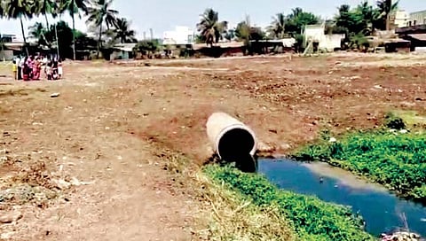 मिरज : याच नाल्यावर प्लॉट पाडण्यात आले आहेत.