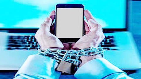 Social media : स्वतःच काढून घेतले अब्रूचे धिंडवडे