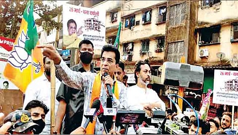 दापोली : रत्नागिरीचे पालकमंत्री अनिल परब यांच्या कथित रिसॉर्टप्रकरणी दापोलीत आलेले भाजप नेते किरीट सोमय्या प्रसारमाध्यमांशी बोलताना. सोबत माजी खासदार नीलेश राणे आदी.