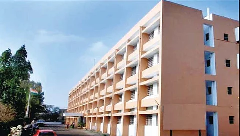 रत्नागिरी: जिल्हा परिषदेत रविवारीही कामकाज