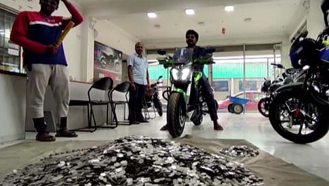 ‘सुपर बाईक’ घेण्यासाठी तरुणाने पोतं भरून आणली १ रुपयांची नाणी; मोजायला लागले तब्बल १० तास