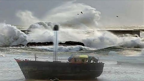 वादळाच्या शक्यतेने नौका किनार्यावर