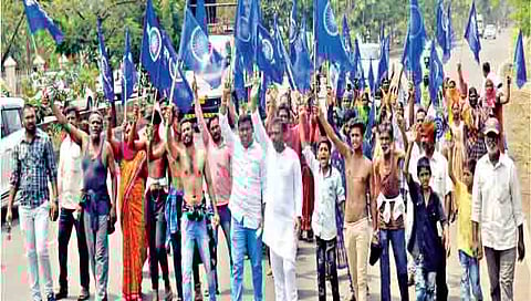 सांगली : झोपडपट्टी हटविण्याच्या रेल्वेच्या निर्णयाविरोधात जिल्हाधिकारी कार्यालयावर मोर्चा काढण्यात आला.