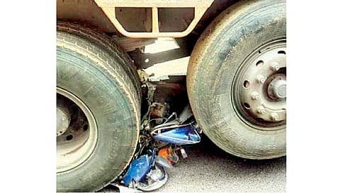 रत्नागिरी: ब्रेक फेल झाल्याने ट्रकखाली दुचाकीचा चक्काचूर