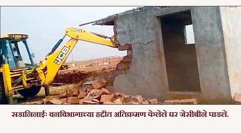 सातारा: सडानिनाईः वनविभागाच्या हद्दीत अतिक्रमण केलेले घर जेसीबीने पाडले.
