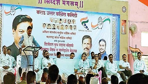 मसूर : बोलताना आ. पृथ्वीराज चव्हाण. बाजूला अॅड. उदयसिंह पाटील, सुरेश जाधव, शिवराज मोरे, वसंतराव जगदाळे व इतर.