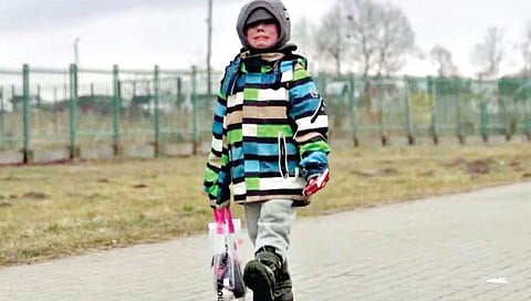 जीव वाचविण्यासाठी युक्रेन सीमा गाठण्याच्या धावपळीत आई-वडिलांपासून ताटातूट झालेल्या या मुलाचे हे अविरत अश्रू...