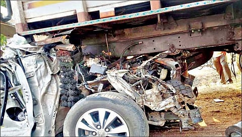 Accident : पत्नी, मुलगी ठार; डॉक्टर जखमी
