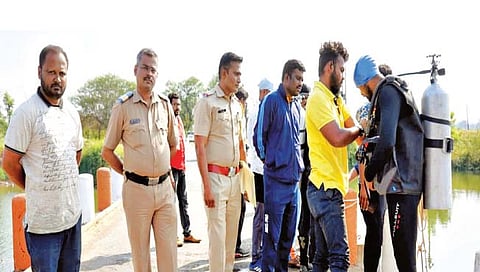 निलजी येथे खून प्रकरणातील मृताचे शीर शोधताना आपत्ती व्यवस्थापनाचे जवान व पोलिस अधिकारी.