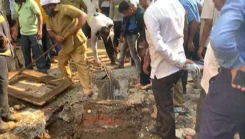 मुंबई: दादर येथील ड्रेनेजमध्ये अडकली गाई