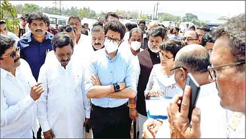 चिपळूण : शहरातील पेठमाप येथे लोकार्पण सोहळ्याप्रसंगी चर्चा करताना ना. आदित्य ठाकरे.