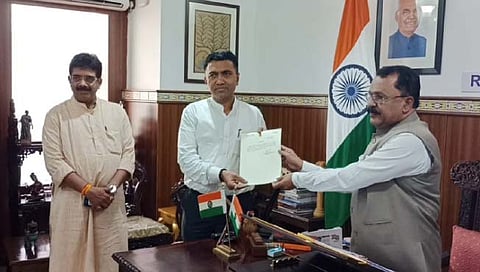 गोवा विधानसभा : मुख्यमंत्र्यांचा राज्यपालांकडे राजीनामा ; नव्या सरकार स्थापनेचा मार्ग मोकळा