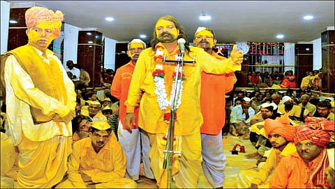 मेतके : येथे सद्गुरू बाळूमामा मंदिरात भंडारा महोत्सवात भाकणूक करताना भगवान डोणे.