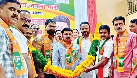 आ. जयकुमार गोरे यांचा सत्कार करताना आ. शिवेंद्रराजे भोसले, विक्रम पावसकर, करण पोरे,
सौ. सुवर्णा पाटील व भाजपचे पदाधिकारी.