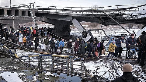कीव्ह ः रशियाच्या हल्ल्यात उद्ध्वस्त झालेल्या पुलाखालून युक्रेनच्या नागरिकांनी नवी वाट तयार केली.