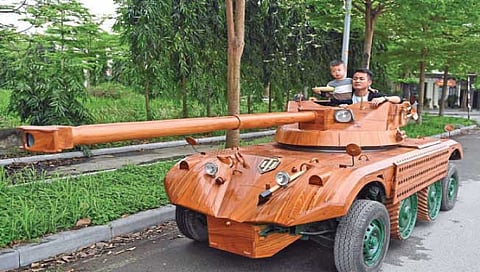 लेकासाठी बनवला लाकडी रणगाडा
