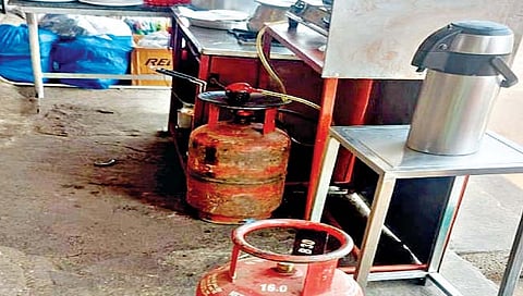 कर्नाटक : हॉटेल चालकांकडून 25 गॅस सिलिंडर जप्त अन्न, नागरी पुरवठा खात्याची कारवाई