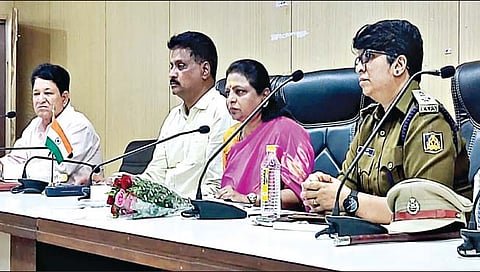 कर्नाटक : प्रेमविवाहांमधून उद्भवणार्या समस्यांचे महिला आयोगापुढे आव्हान ; महिला आयोगाच्या अध्यक्षा प्रमिला नायडू