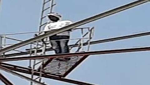 बीड : वीज वितरणविरोधात केजच्या युवकाचे शोले स्टाईल आंदोलन