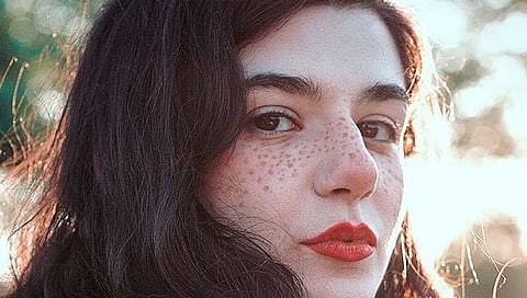 Camille Alexander : अरे बाप रे! अंगावरील केस विकून ही मॉडेल कमावत आहे कोट्यवधी रुपये