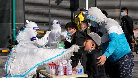 चीनमध्ये एक वर्षाच्या खंडानंतर काेराेनाबाधिताचा मृत्यू