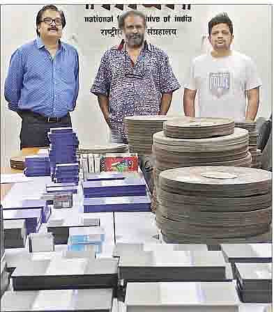 चित्रपटांचा अमूल्य ठेवा प्रकाश मगदूम यांच्याकडे सुपूर्त करताना सुनील सुकथनकर आणि चिन्मय दामले.