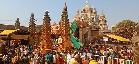 जेजुरी गडाच्या शिखरावरील मंदिरातील शिवलिंगाच्या दर्शनसाठी भाविकांची गर्दी. (सर्व छायाचित्र : नितीन राऊत, मनोज सटाले)