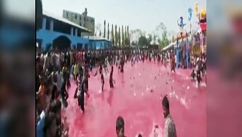 होळी राहिली बाजूला, पण पडला ‘पायताणांचा’ पाऊस ! (video)